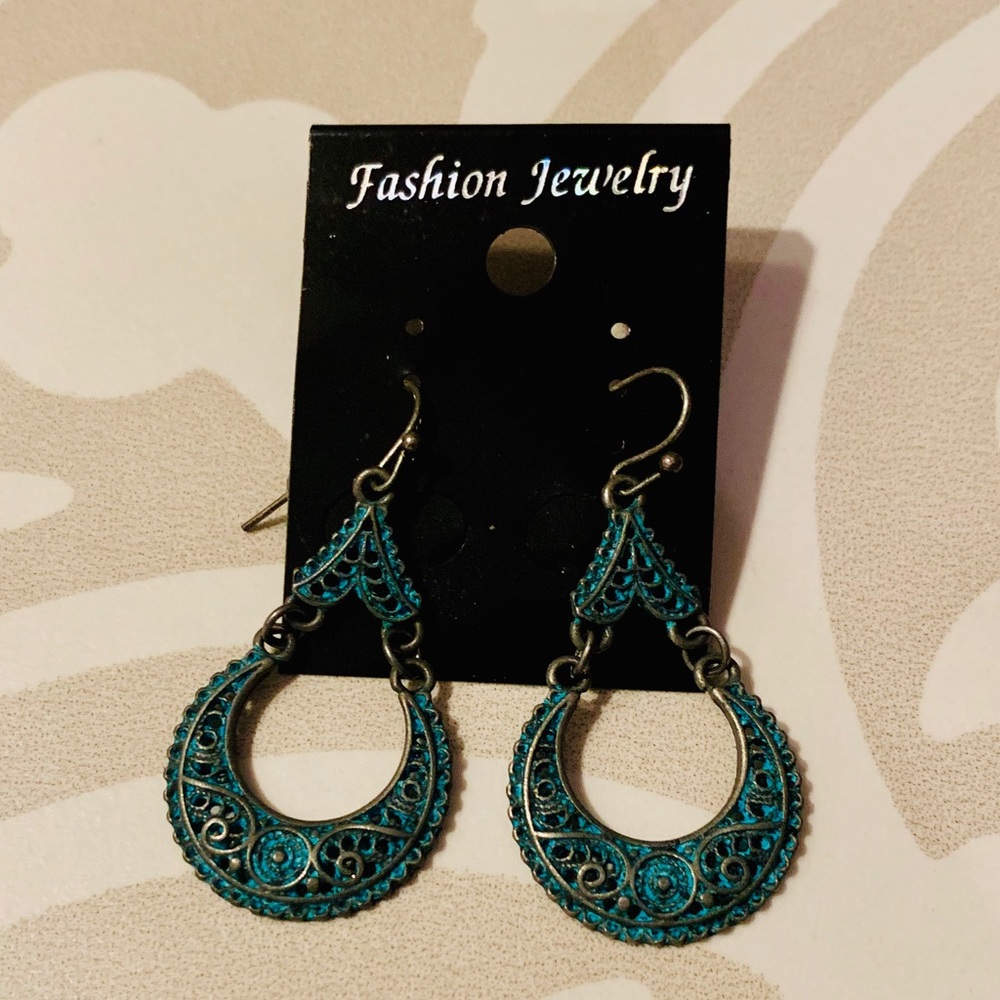 ✨NEW LISTING✨Turquoise dangle earrings!